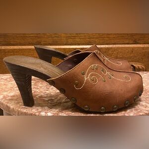 LEATHER Brown Embroidered Women's Studded Clogs; Size 41; (9.5) Made in Spain.